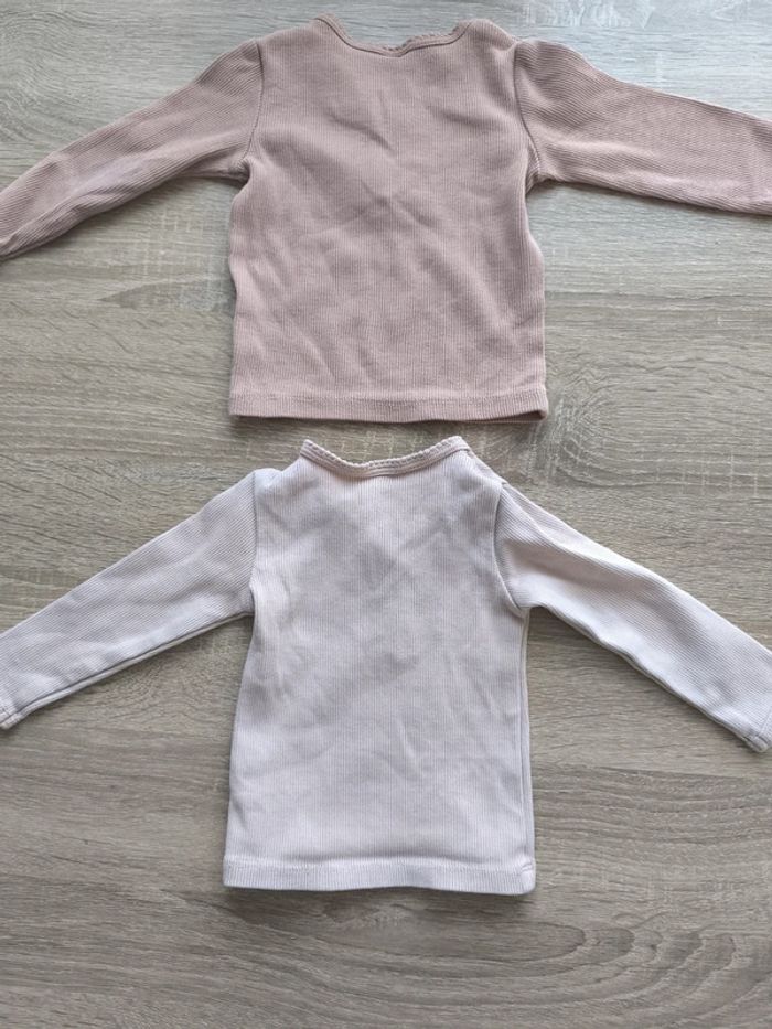 Lot de deux tee shirt manches longues beige crème 6 mois sans étiquette - photo numéro 4