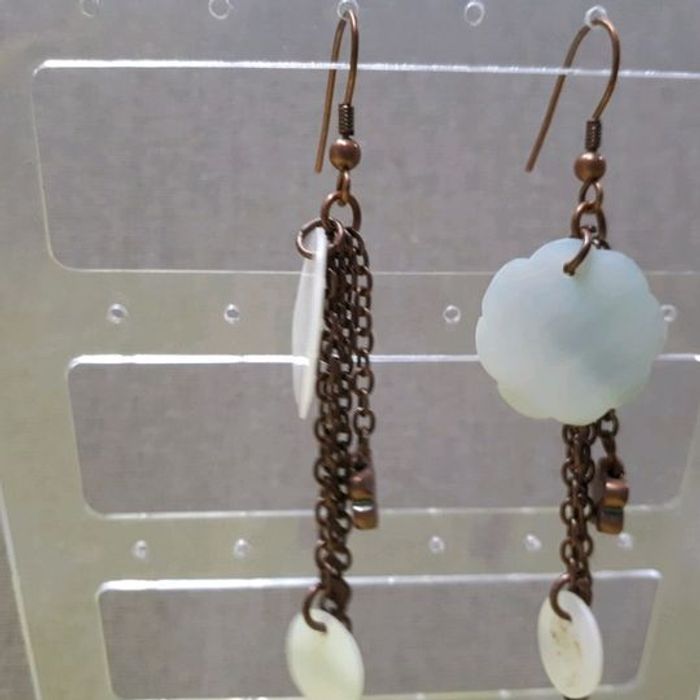 Boucles d'oreilles pendantes cuivrer et blanc - photo numéro 2