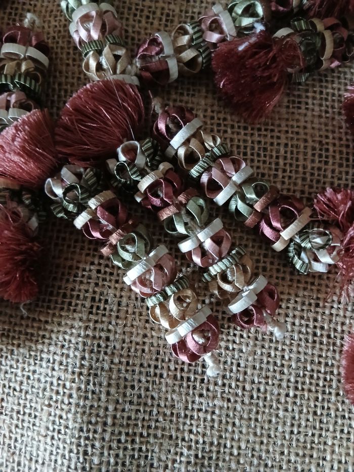 Lot de 24 pompons guipure a coudre ou autre bordeaux crème vert - photo numéro 3