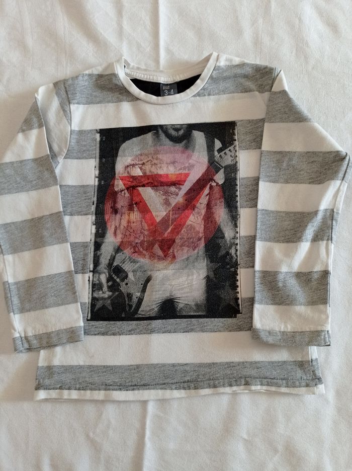 Polo avec manches longues couleur blanc à rayures grises marque Zara kids taille 3 ou 4 ans 104 cm avec inscription devant motif voir photos