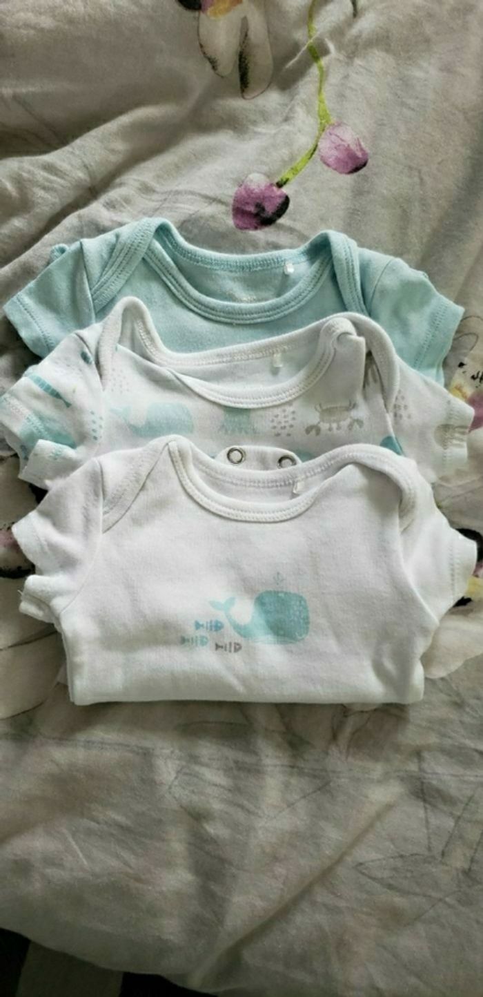 3 bodies manches courtes 1 mois