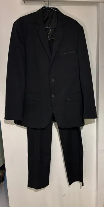 Beau costume homme noir de marque Tri Polis taille 44-46 neuf jamais porté