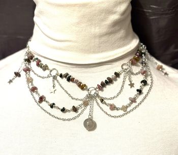 Beau collier fairycore à plusieurs rangs avec pierres naturelles
