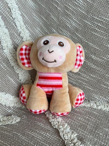 Peluche doudou 17cm Action singe beige rose rouge et blanc très bon état