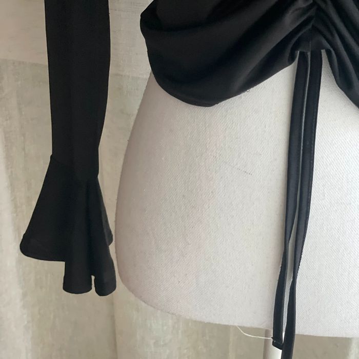 T-shirt noirs avec poignets volantes - photo numéro 3