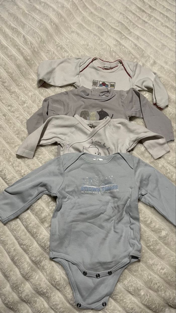 Lot de body 6mois