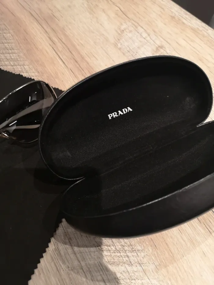 Lunette Prada argenté et branche noir et blanche - photo numéro 9