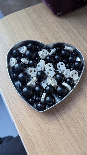 Lot de perles en plastique ronde noir et perles en forme de crâne 