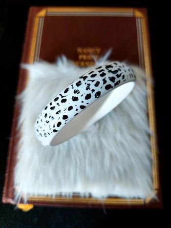 Magnifique bracelet jonc en plastique blanc et noir