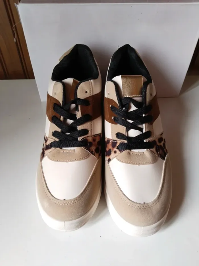 Magnifique paire de baskets compensées femme pointure 40 - photo numéro 5