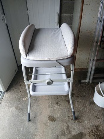 Table à langer avec baignoire intégrée 