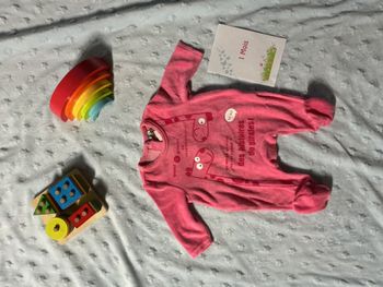 pyjama grenouillère en velours rose inscription devant 1 mois orchestra