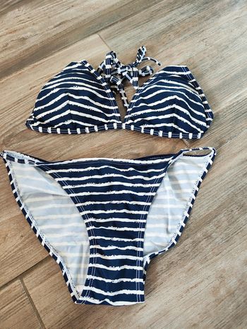 Maillot de bain deux pièces bleu marine et blanc rayé haut coqué Sans marque taille 36