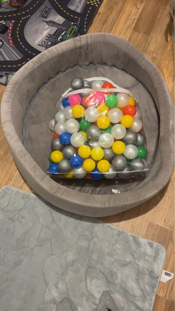 Je vend piscine à balle avec balle intégré dedans 