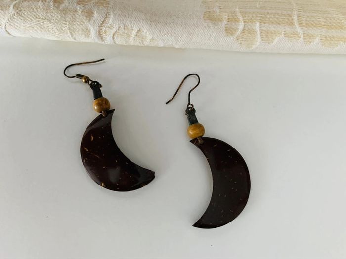 Boucles oreilles lunes en noix coco