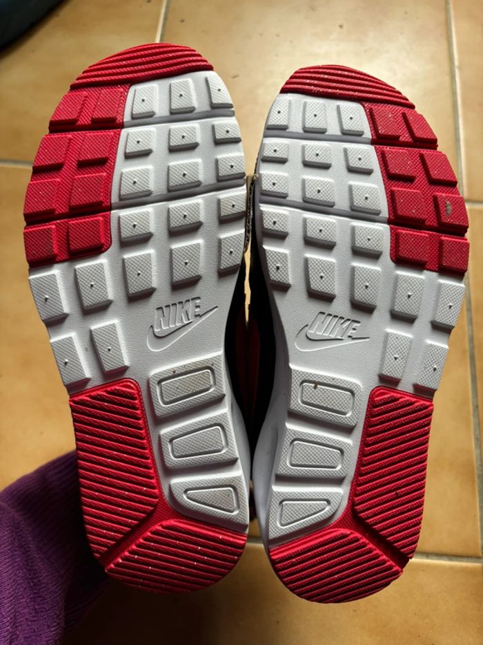 Belle paire de baskets Nike T. 36 fille neuves avec étiquette - photo numéro 5