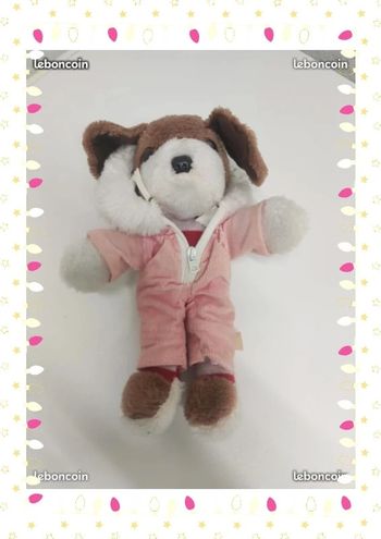 Peluche chien avec sa combinaison rose