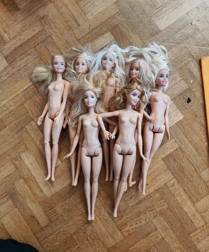7 Barbies Mattel