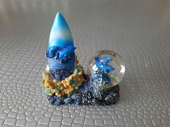 Sujet dauphins avec boule verre