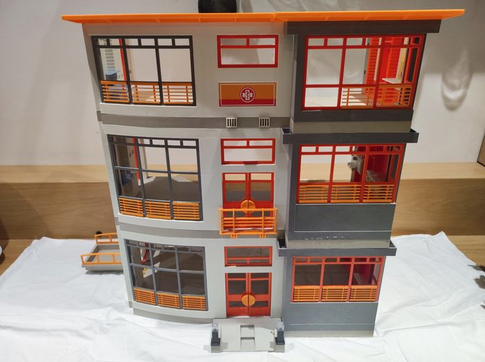 Hôpital pédiatrique playmobil 6657 et 6443 - photo numéro 3