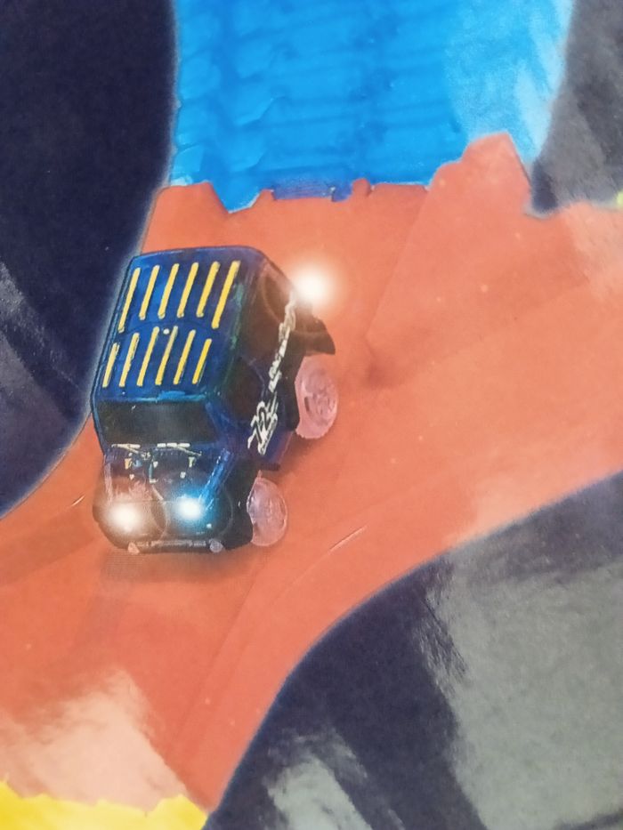 Circuit magique avec une voiture à led - photo numéro 3