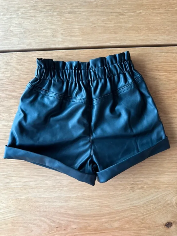 Short en similicuir noir avec fronssage - Taille 3/4 Ans - photo numéro 7