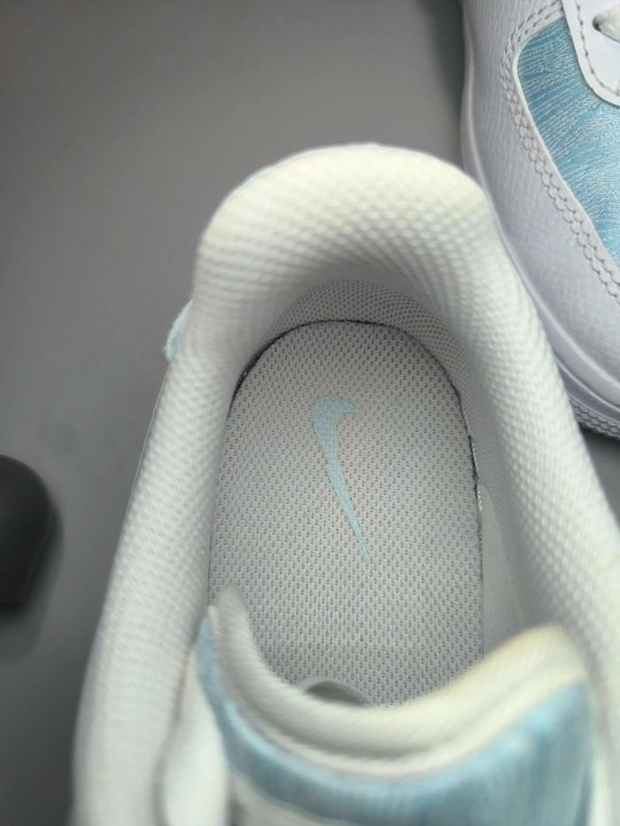 Baskets Nike air force one blanche glacier Bleu pointure 38.5 neuves sans boîte - photo numéro 6