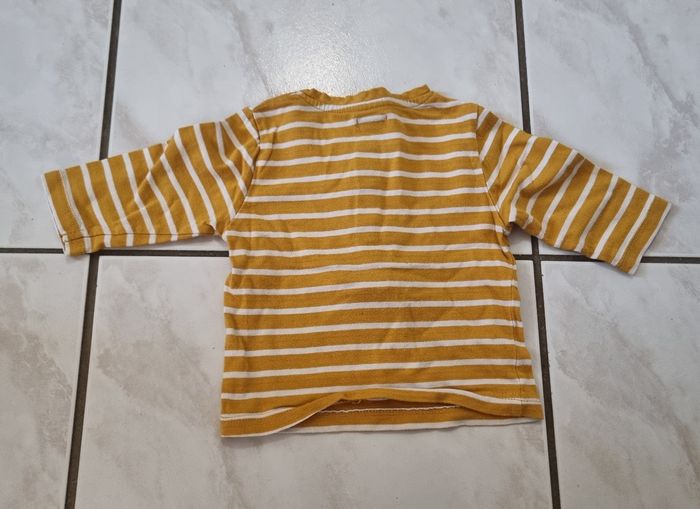haut manche longue garçon moutarde et blanc à rayure kiabi taille 3 mois - photo numéro 3