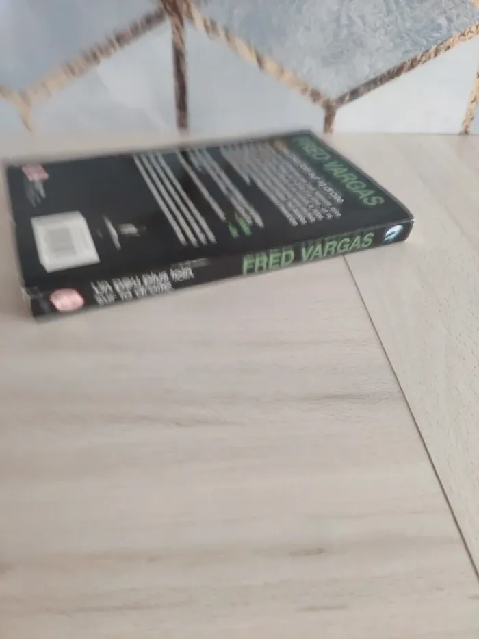 Livre poche un peu plus loin sur la droite Vargas - photo numéro 5