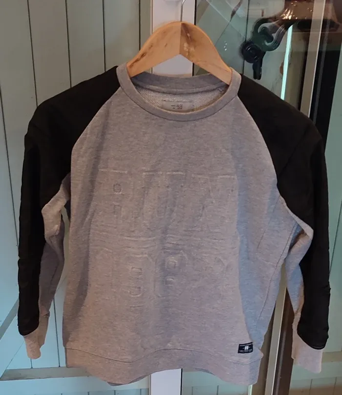 Sweat ZARA Boys 11-12 ans (152 cm) Bimatière manches type imperméables - photo numéro 2