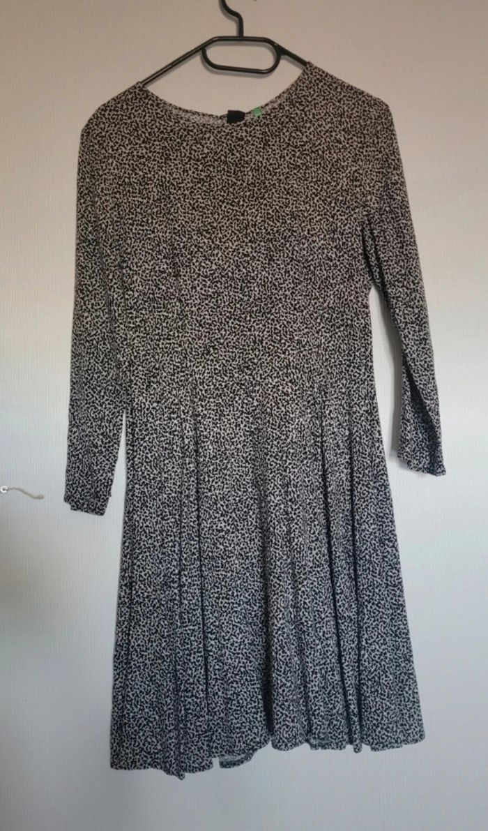 Robe manches longues noire et blanche
United Colors of Beneton - Taille Sunti