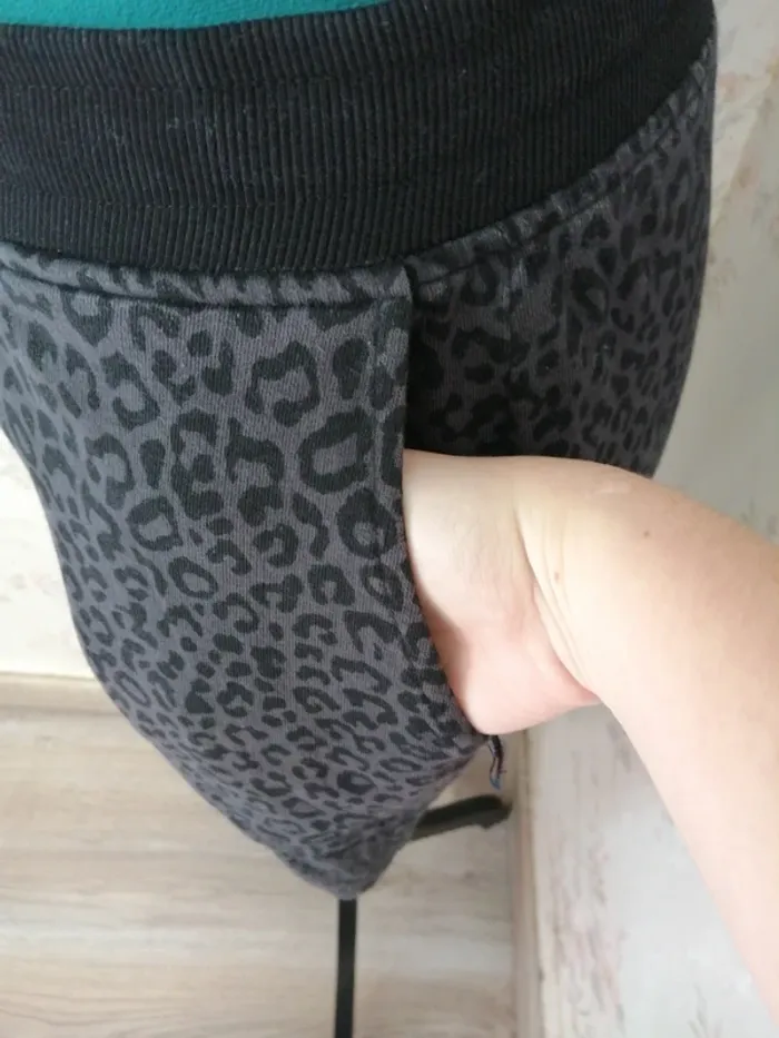 Pantalon jogging gris coupe loose à motifs léopard noir avec poches et lien  / sweet pants / (XS) - photo numéro 4
