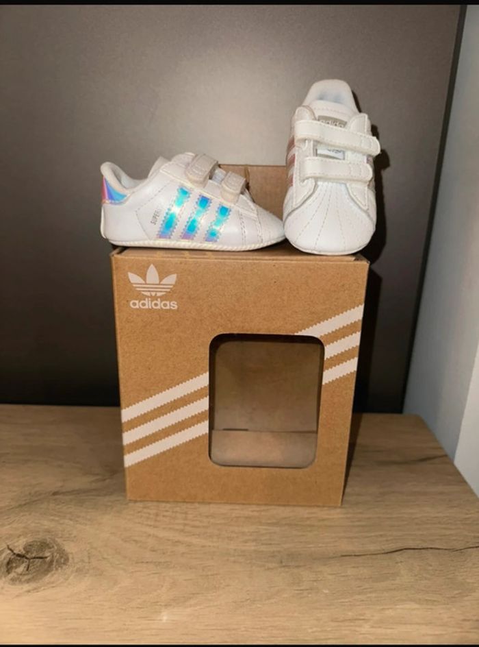 Chaussures baskets adidas superstar crib