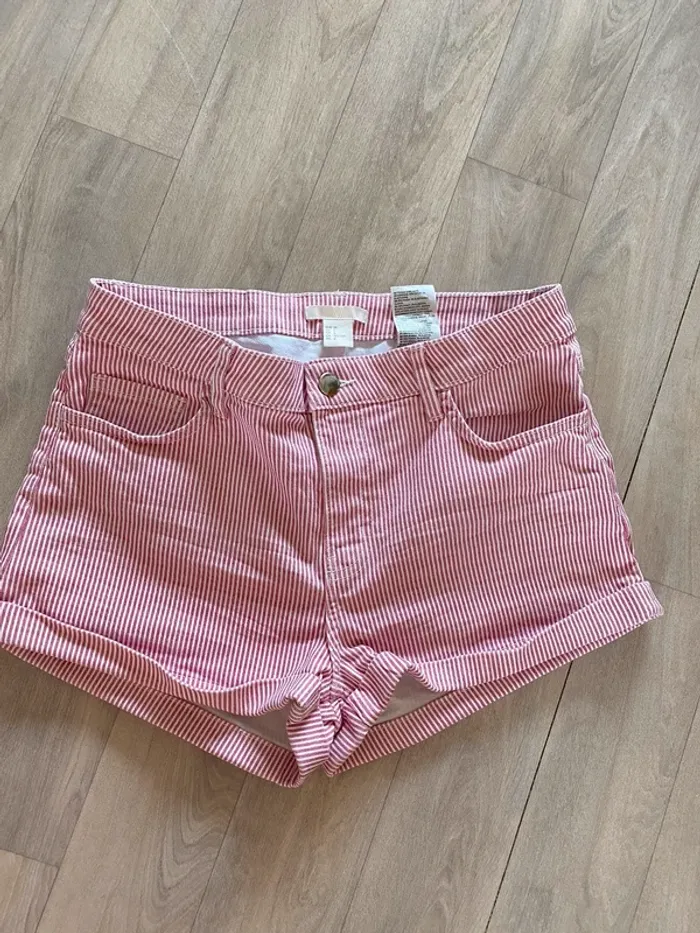 Short à fines rayures