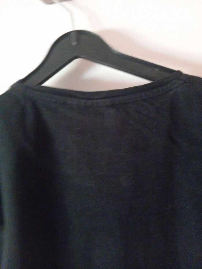Joli Tee-shirt noir. Taille 9 ans - photo numéro 9