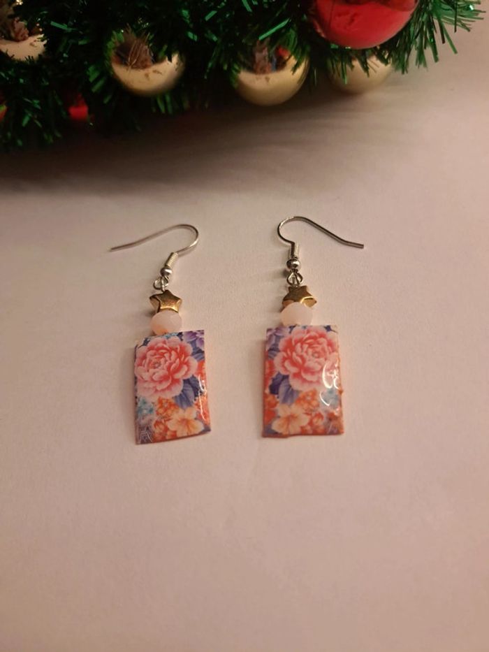 Boucles d'oreilles pendante florale en résine - photo numéro 6