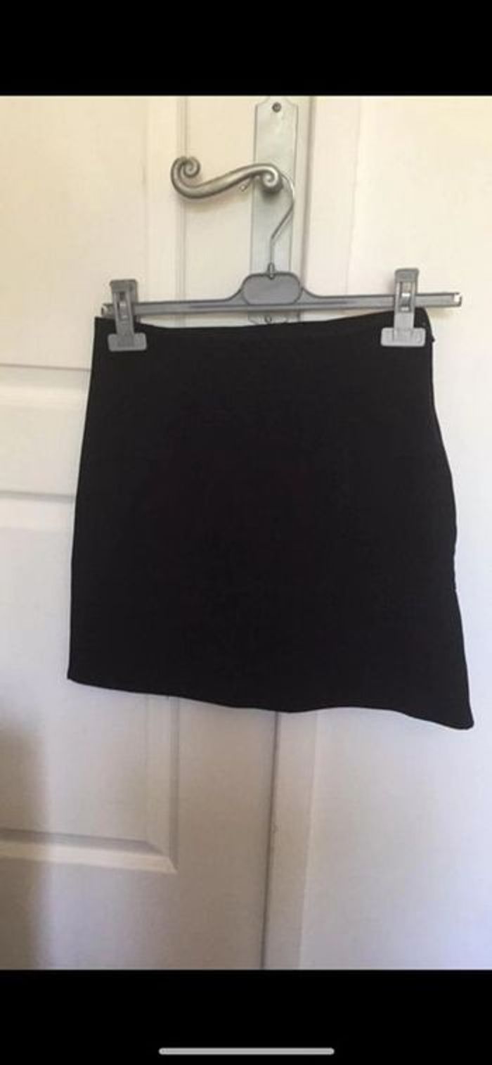 Jupe noire - photo numéro 2