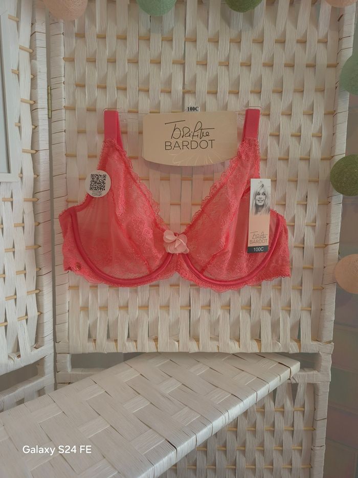 Soutien-gorge avec armatures Brigitte Bardot dentelle corail neuf 100C femme