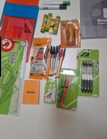 Lot de fournitures scolaires