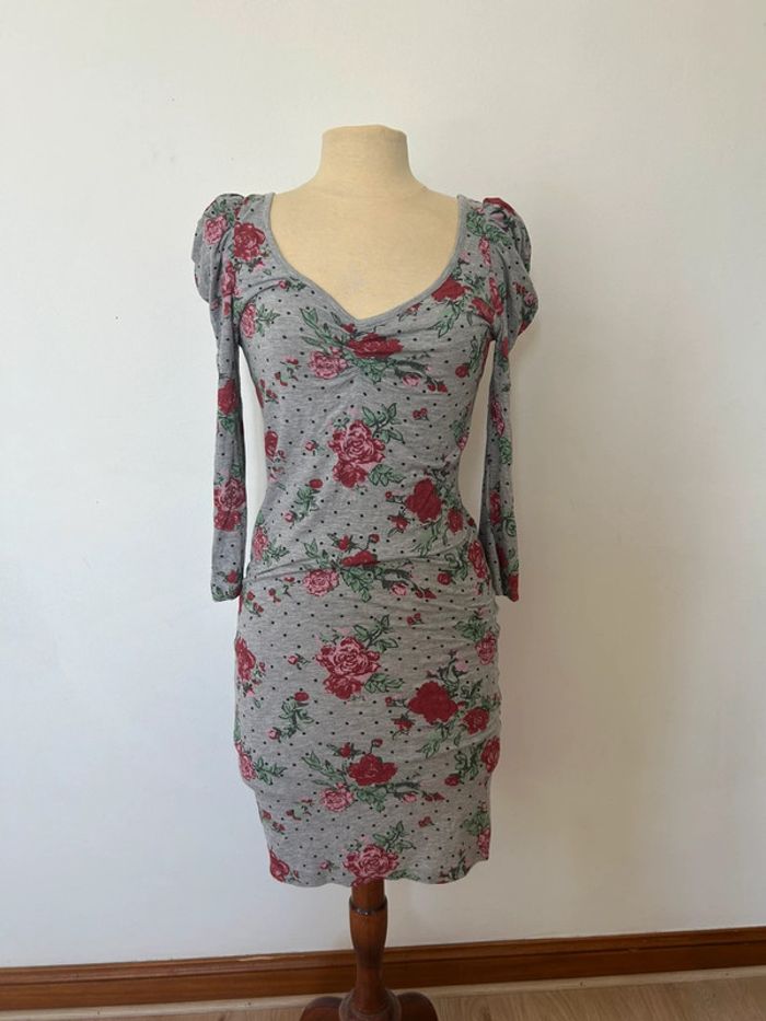 Robe mi-longue moulante dos nu motifs fleurs roses et petits pois - photo numéro 2