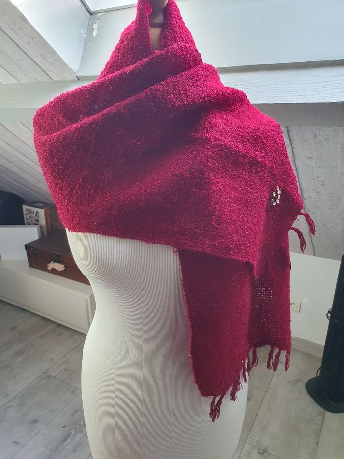 Écharpe avec strass.