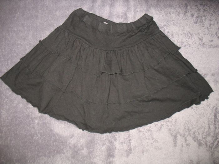 JUPE COURTE A VOLANTS NOIRE FILLE "VYNIL FRAISE BY GEMO" - 10 ANS - n°01