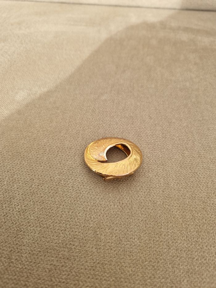 Broche dorée vintage pour foulard design circulaire texturé - photo numéro 4