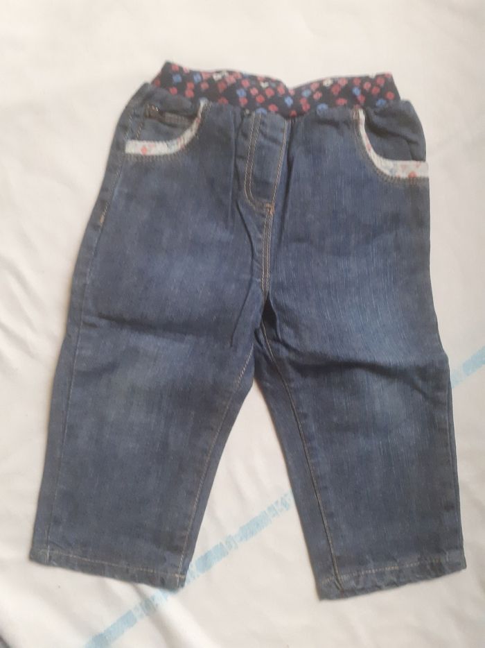 Jean bleu avec ceinture empiècement fleuri