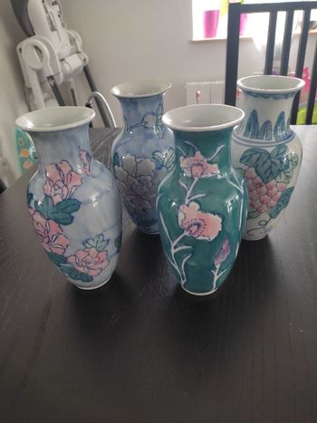 4 vases