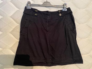 Jupe noir jusqu’au genoux