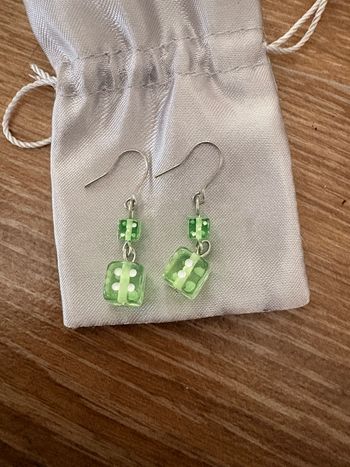 boucle d’oreille dé