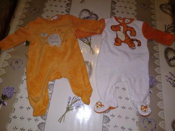 Lot de 2 pyjamas (marque Disney et kitchoun), taille 3 mois