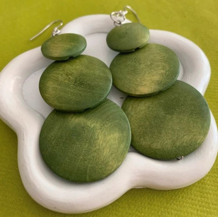 Grandes boucles d’oreilles xxl rondes vertes en bois - photo numéro 2