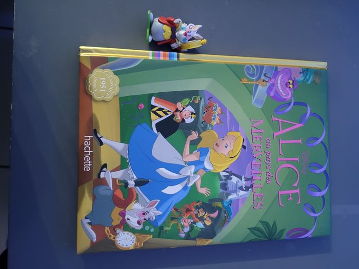 Livre disney Alice aux pays des merveilles